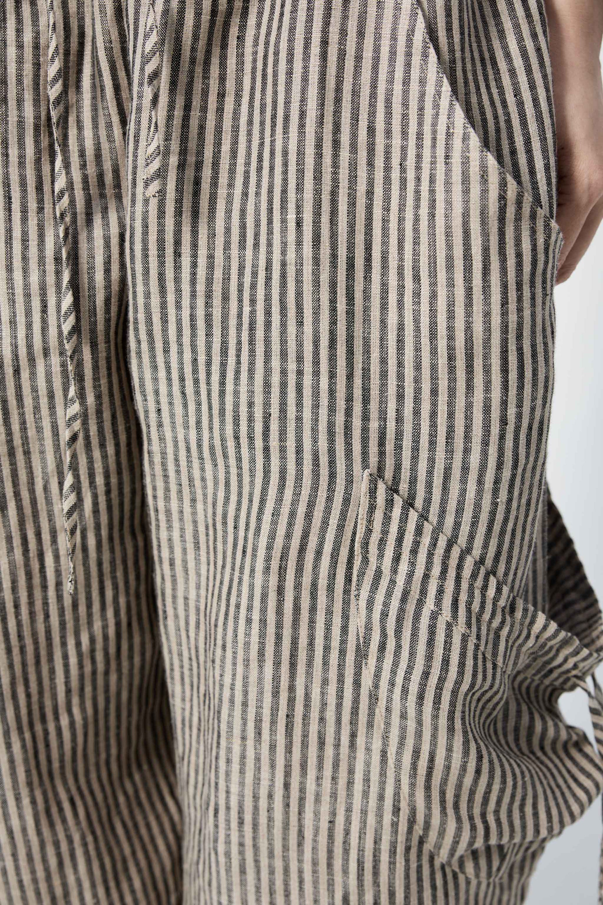 Arthur Apparel cargo short with adjustable knee and grey stripes